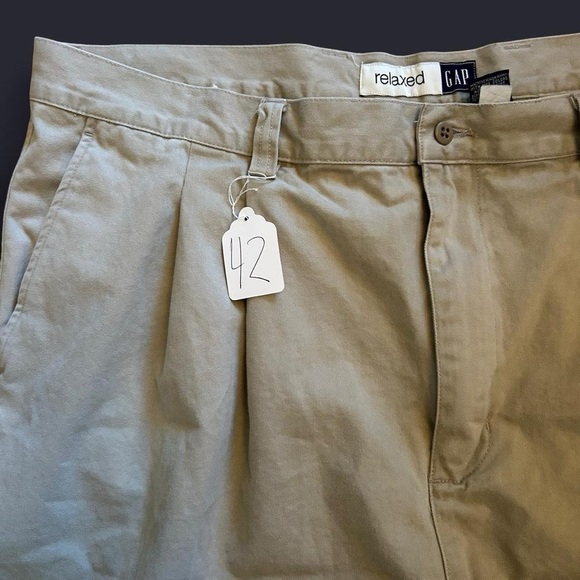 90s Vibe- Khakis GAP Men’s Relaxed Fit Pleated Chino Shorts Size 42 | - Picture 2 of 6
